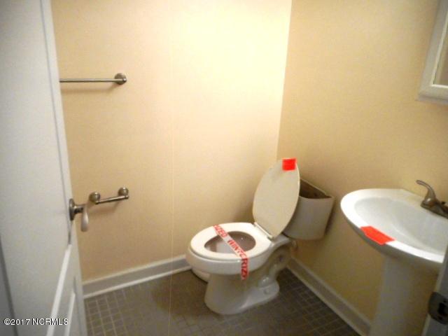 202 Huntcliff Road New Bern, NC 28560 - Photo 14 of 19 202 Huntcliff BATHROOM