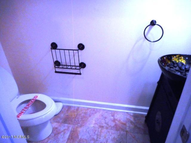 202 Huntcliff Road New Bern, NC 28560 - Photo 15 of 19 202 Huntcliff HALF BATHROOM
