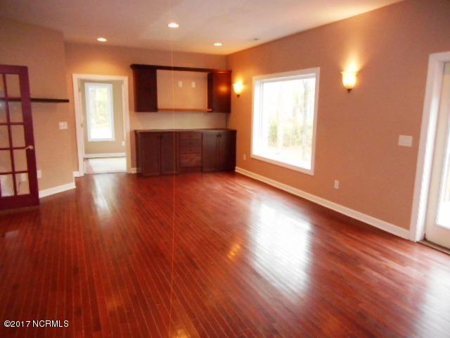 202 Huntcliff Road New Bern, NC 28560 - Photo 4 of 19 202 Huntcliff LIVING ROOM PIC 2
