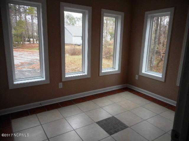 202 Huntcliff Road New Bern, NC 28560 - Photo 7 of 19 202 Huntcliff DINING