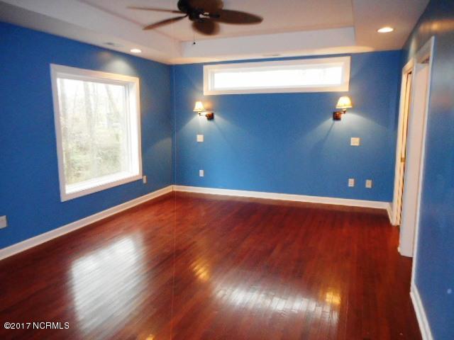 202 Huntcliff Road New Bern, NC 28560 - Photo 8 of 19 202 Huntcliff MASTER BEDROOM