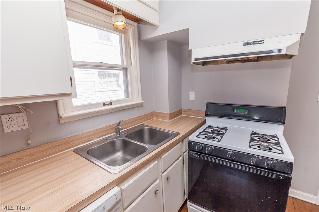2212 Barrington Road Cleveland, OH 44118 - Photo 17 of 35