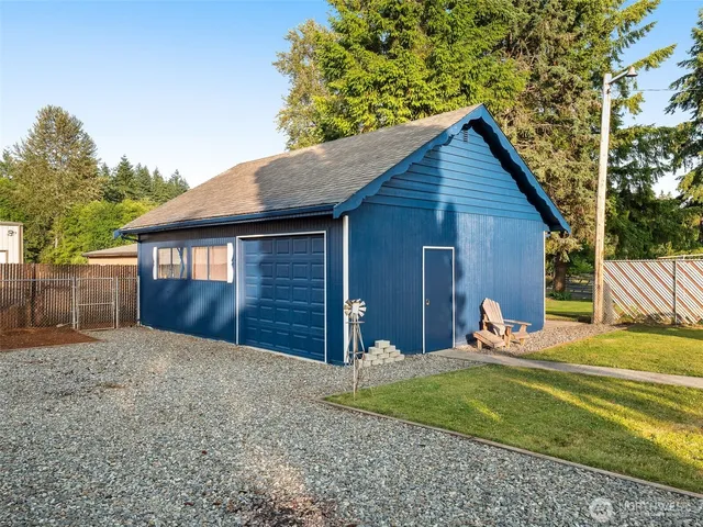 a view of a house with backyard and trees