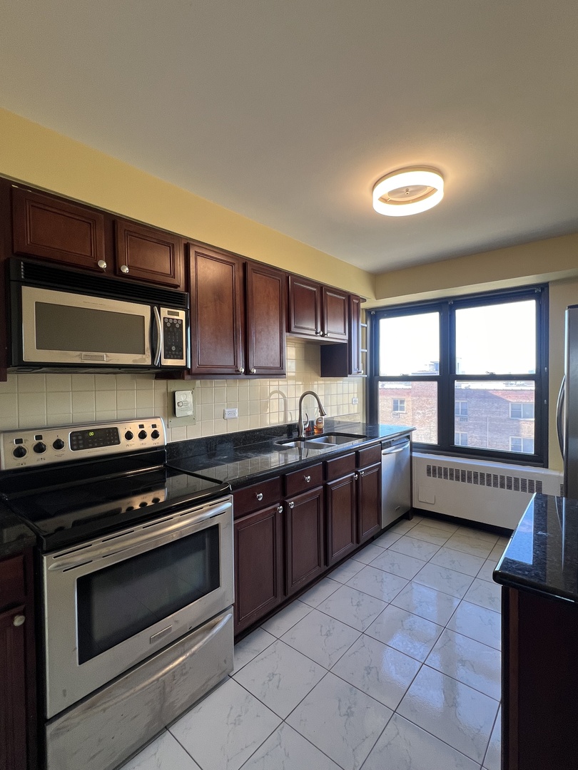 6118 North Sheridan Road, Unit 607 Chicago, IL 60660 - Photo 6 of 13 Gallery Image 6