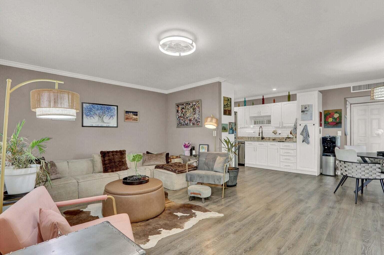 279 Flanders F Delray Beach, FL 33484 - Photo 4 of 18 Living Room