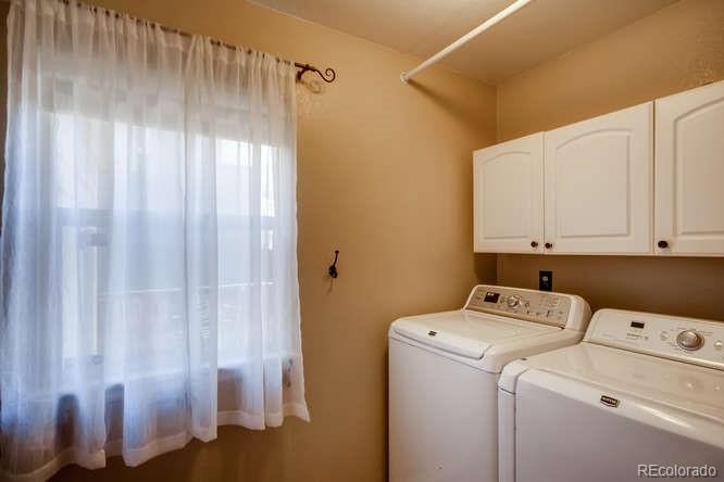 9629 Sydney Lane Highlands Ranch, CO 80130 - Photo 17 of 34 a utility room with dryer and washer