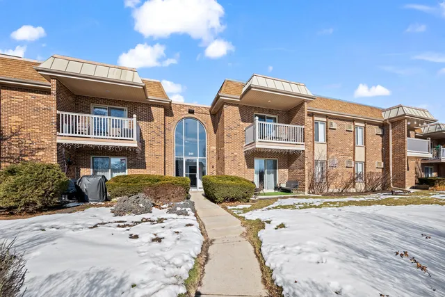 $275,000 | 2411 North Kennicott Drive, Unit 2B, Arlington Heights, IL 60004