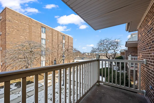 $275,000 | 2411 North Kennicott Drive, Unit 2B, Arlington Heights, IL 60004
