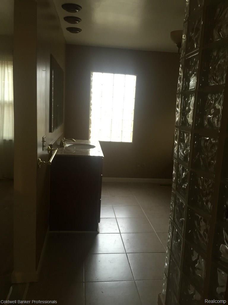 4290 Calkins Road Flint, MI 48532 - Photo 23 of 31 IMG_2484.jpg