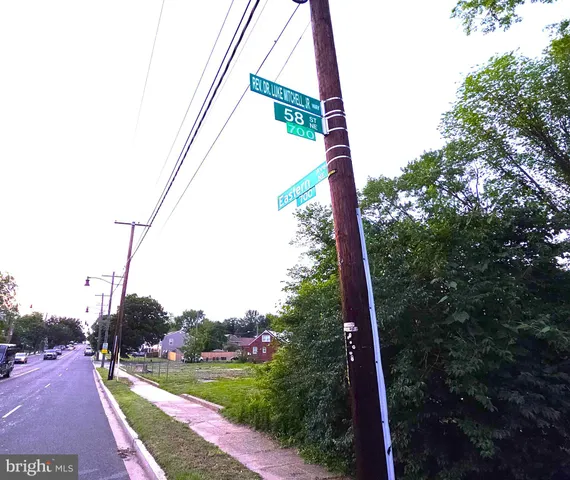 a view of a tennis court
