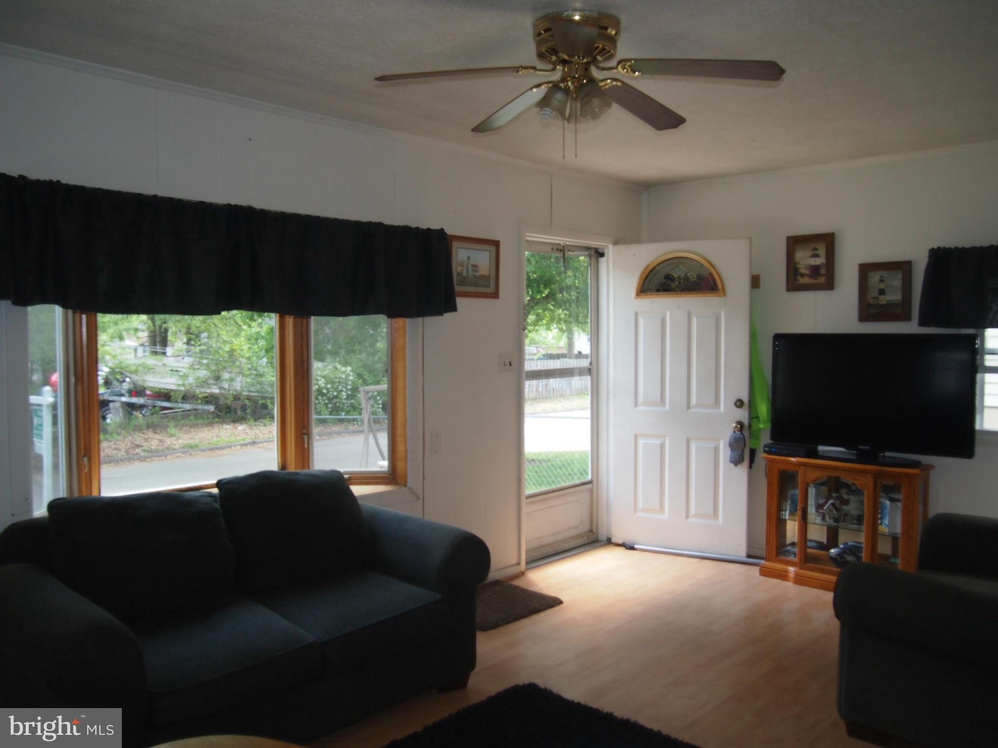 1624 Marlboro Road Edgewater, MD 21037 - Photo 10 of 26 Family Room