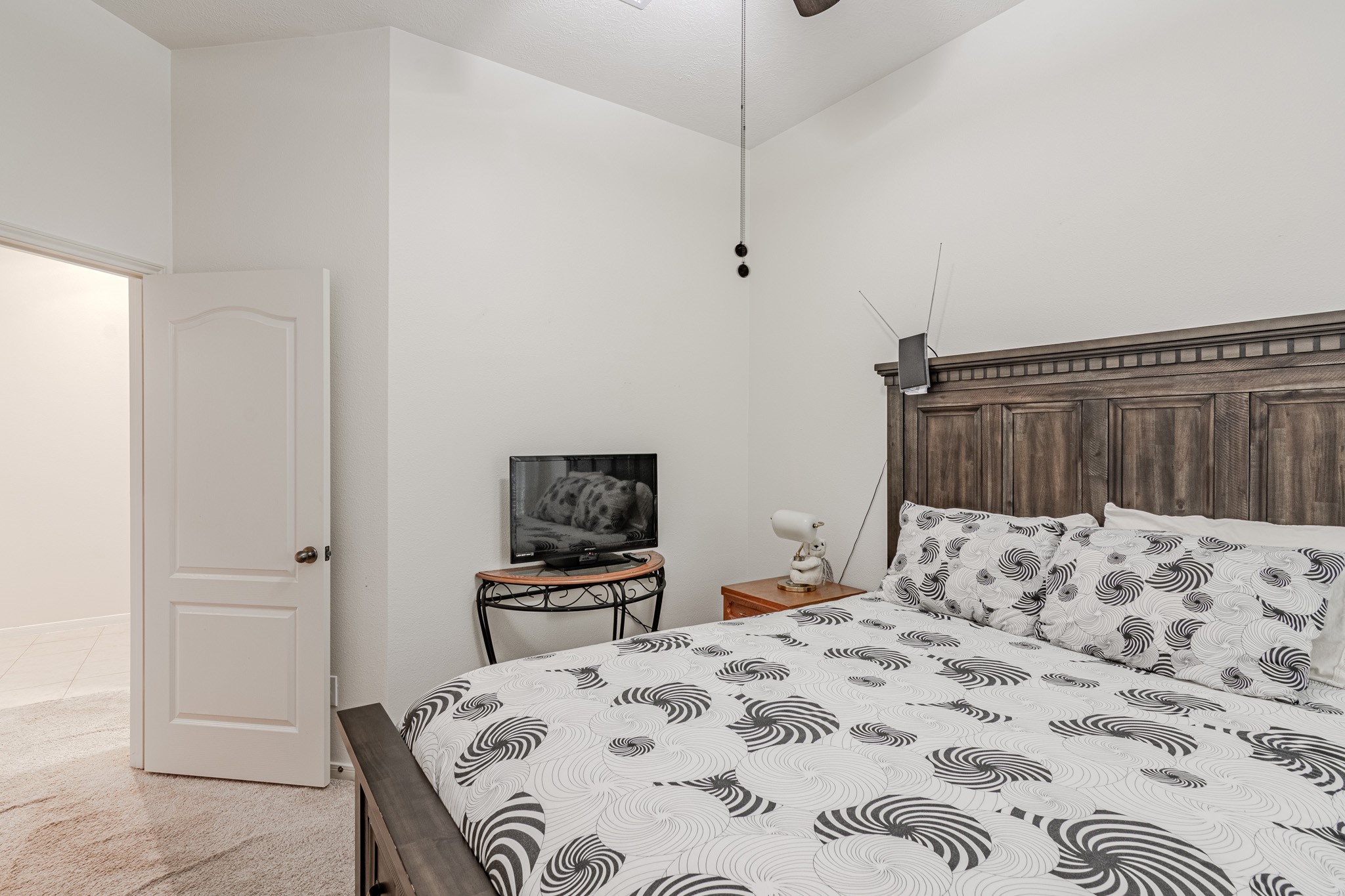 2954 Smokey Forest Lane Spring, TX 77386 - Photo 32 of 40 a bedroom with a bed and a dresser