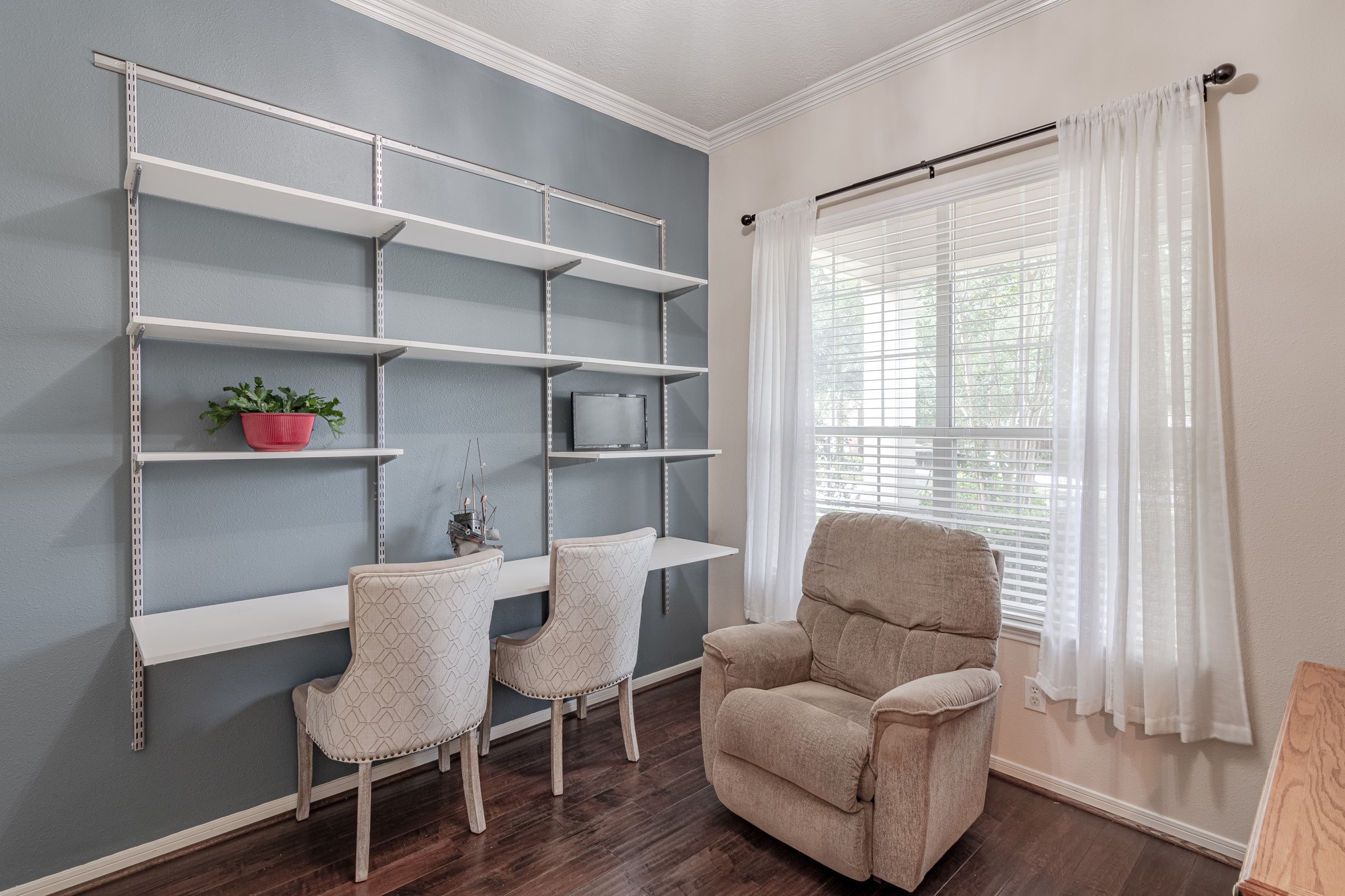 2954 Smokey Forest Lane Spring, TX 77386 - Photo 9 of 40 a living room with furniture and a window