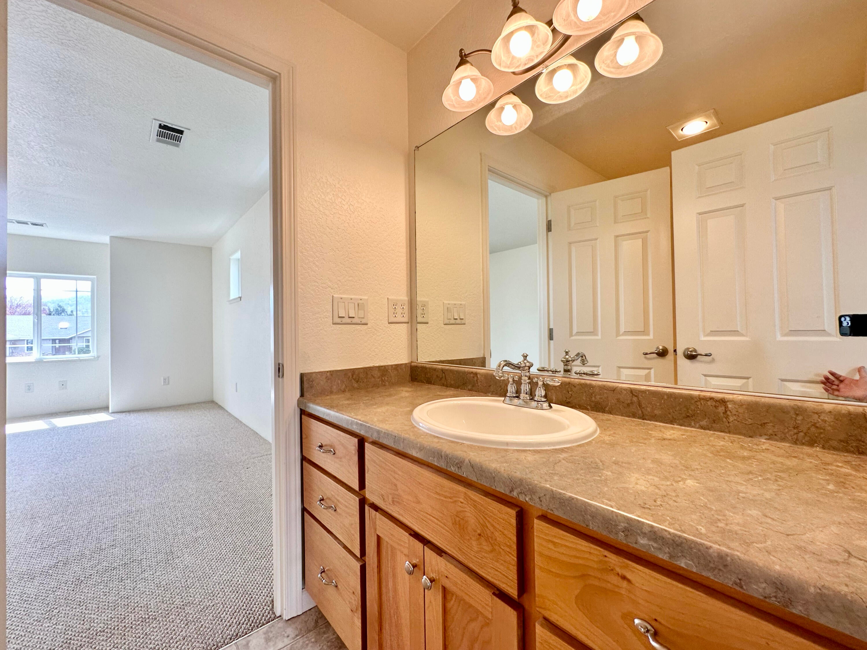 112 Walnut Place Phoenix, OR 97535 - Photo 45 of 78 Shared full bathroom #2 between bedroom 1 & 2