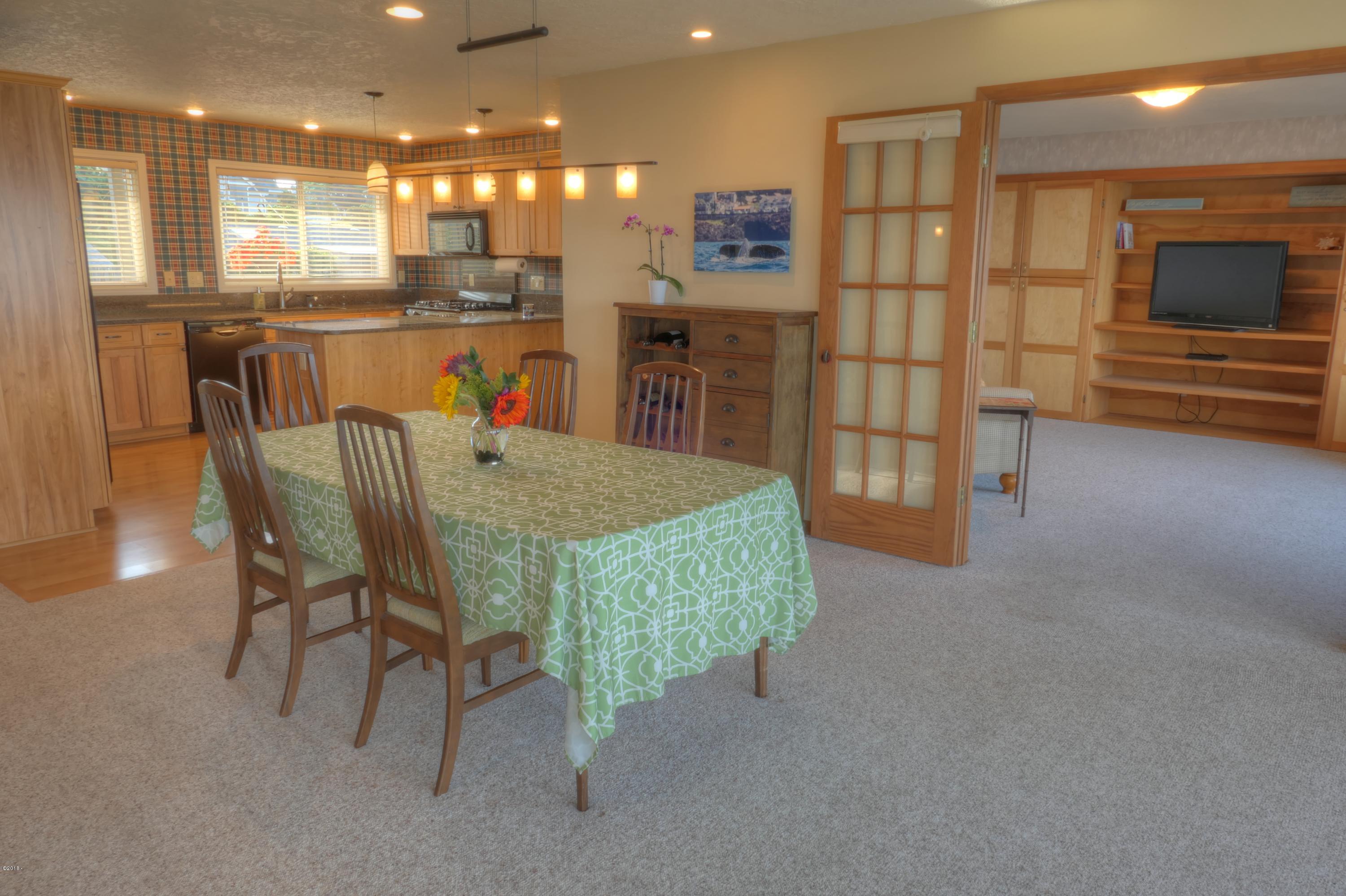 1032 Southwest Mark Street Newport, OR 97365 - Photo 9 of 37 Dining