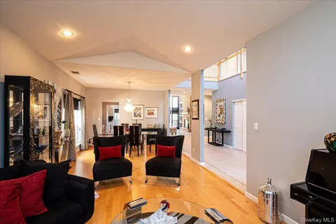 $1,099,000 | 10 Windwatch Drive, Hauppauge, NY 11788