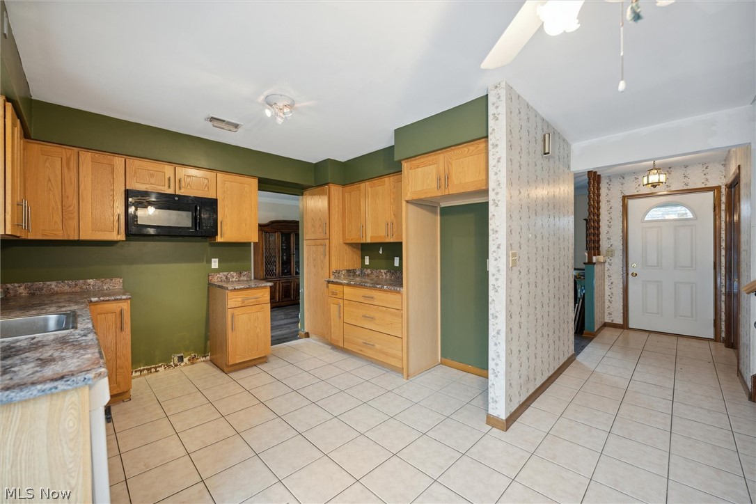 403 Harris Road Richmond Heights, OH 44143 - Photo 10 of 35 Kitchen