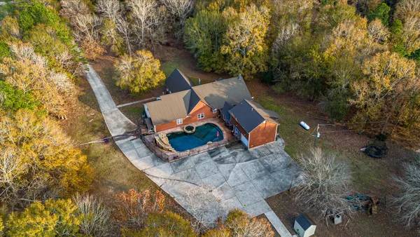 a view of a back yard