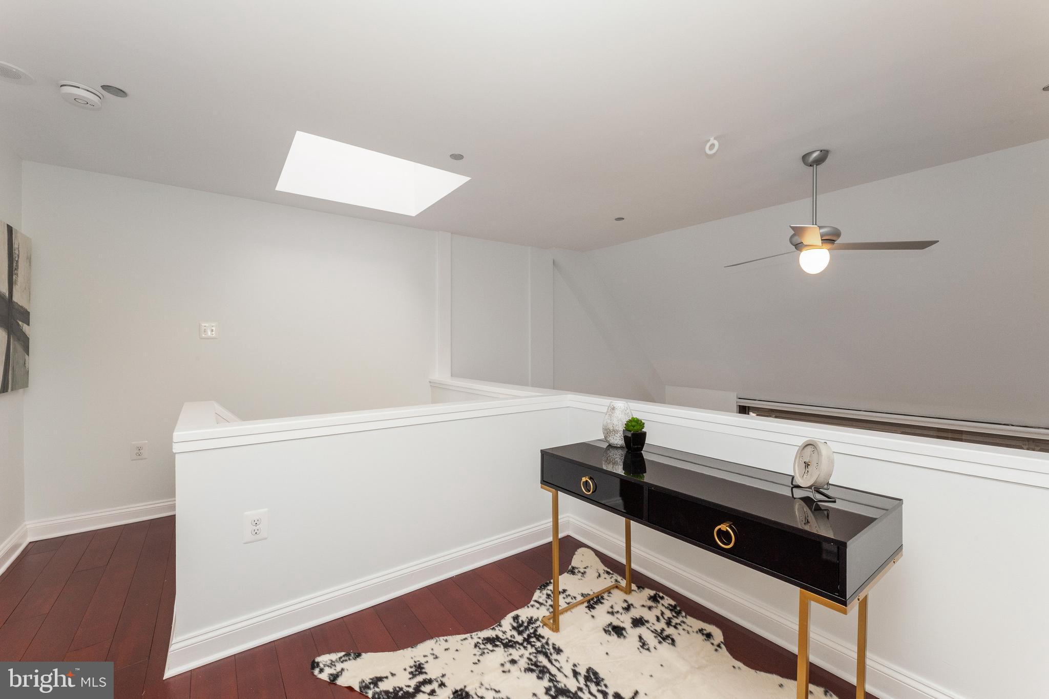 1301 North Courthouse Road, Unit 1802 Arlington, VA 22201 - Photo 22 of 42 Zoom room with a skylight