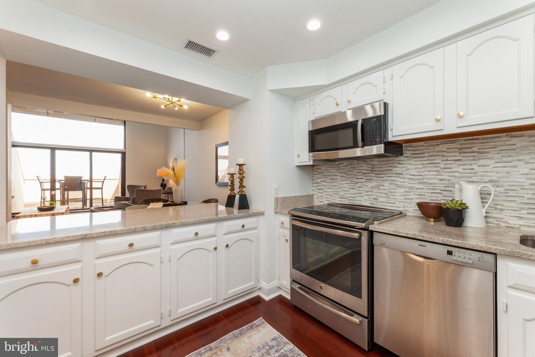 1301 North Courthouse Road, Unit 1802 Arlington, VA 22201 - Photo 9 of 42 Large kitchen