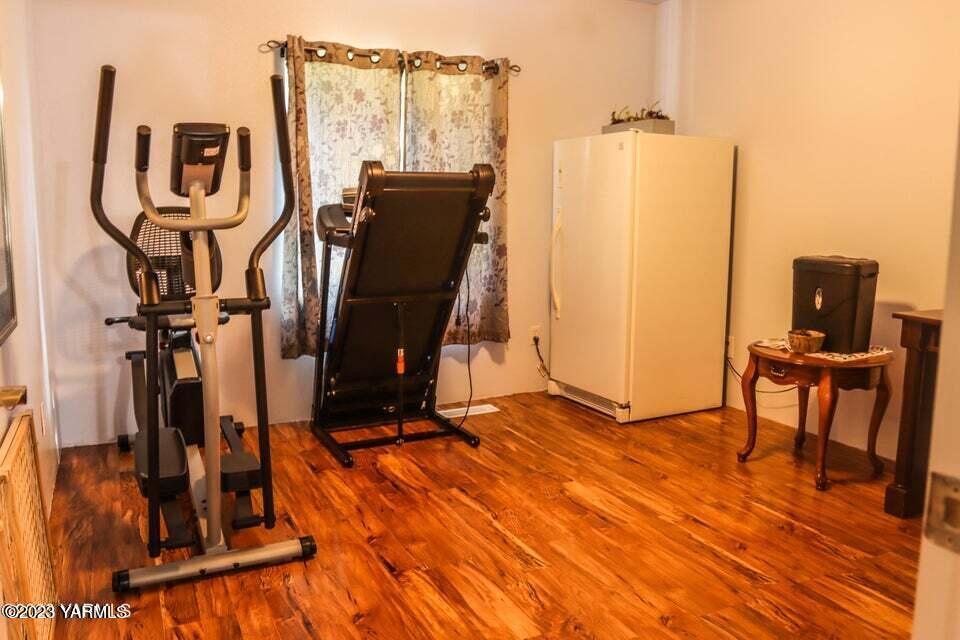 231 Taylor Loop Road Selah, WA 98942 - Photo 12 of 18 a view of a room with gym equipment