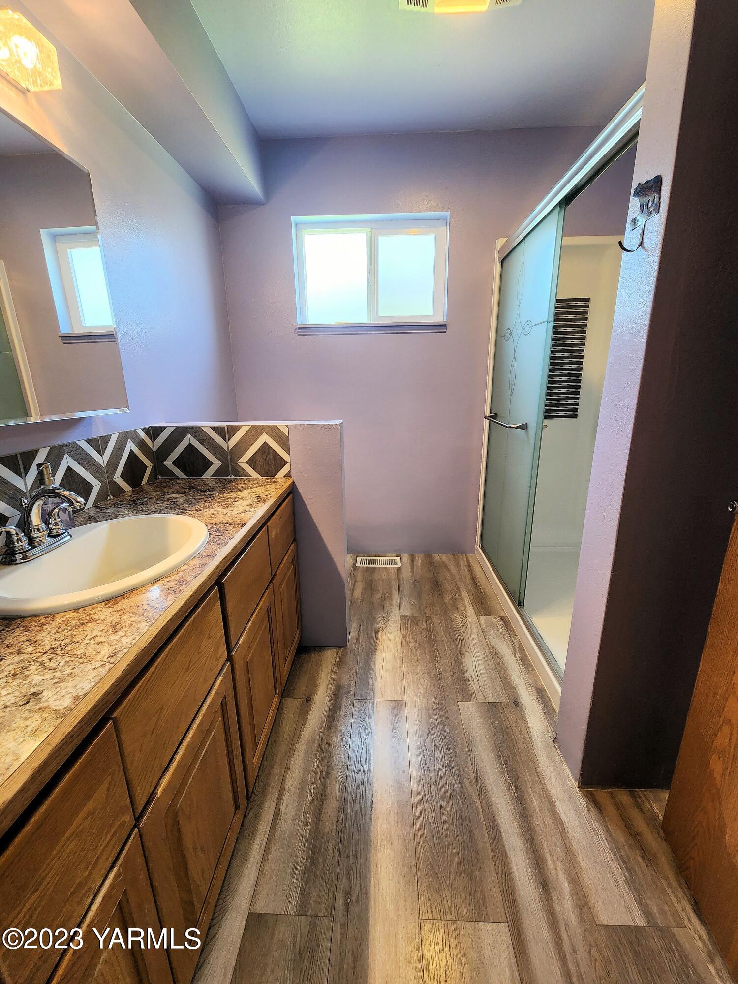 231 Taylor Loop Road Selah, WA 98942 - Photo 13 of 18 a bathroom with a sink and a mirror