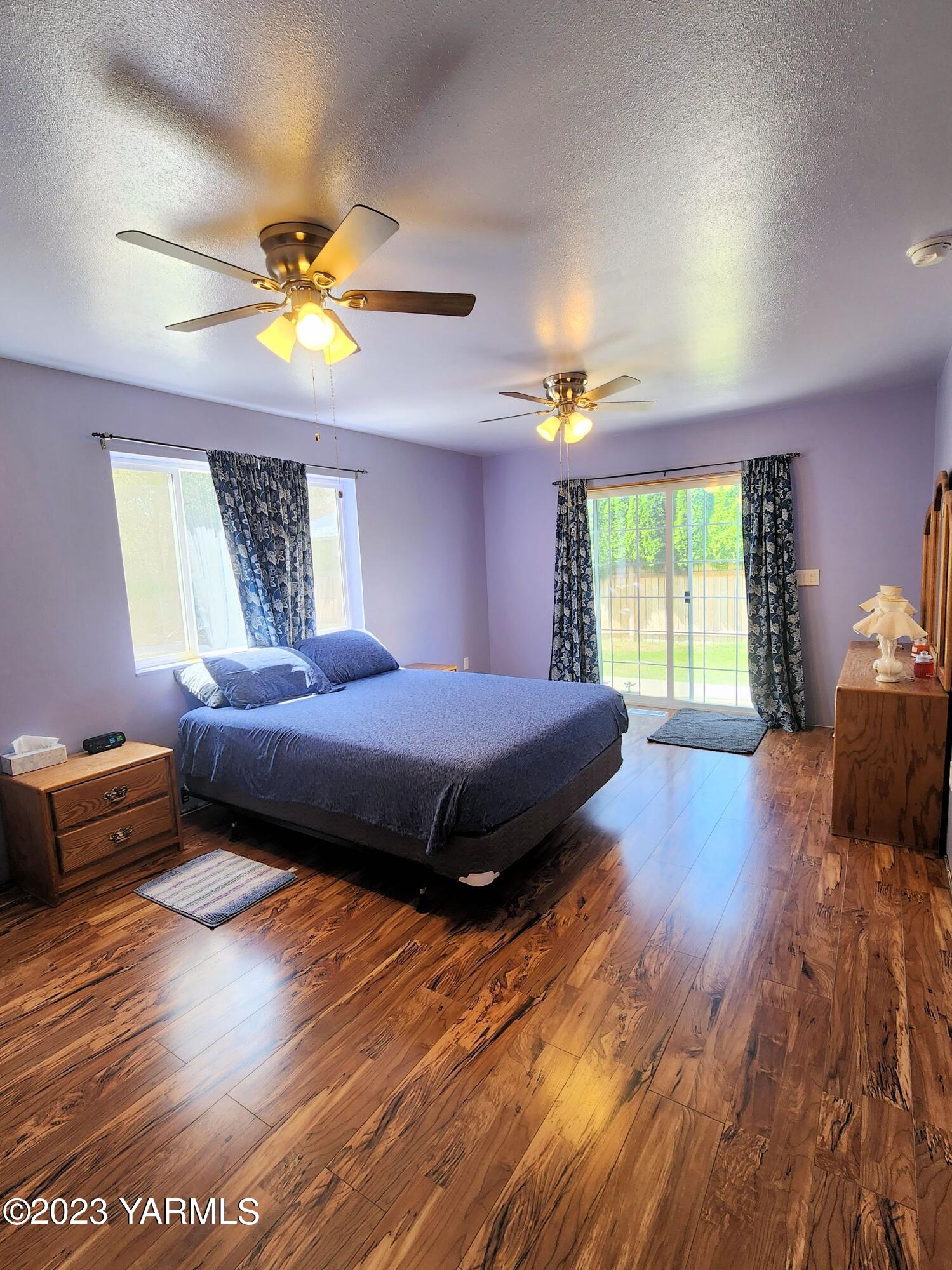 231 Taylor Loop Road Selah, WA 98942 - Photo 10 of 18 a bedroom with a bed and a window