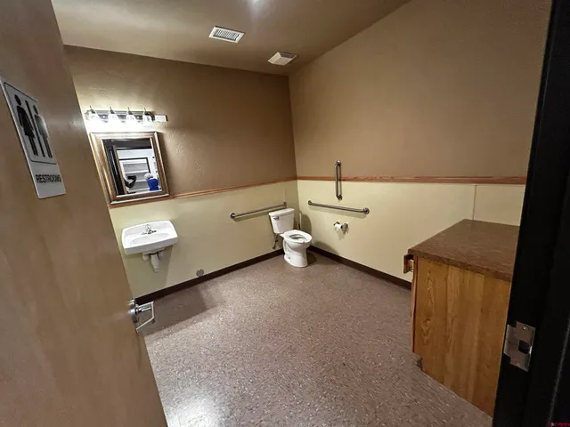 a picture of a bench in a shelf