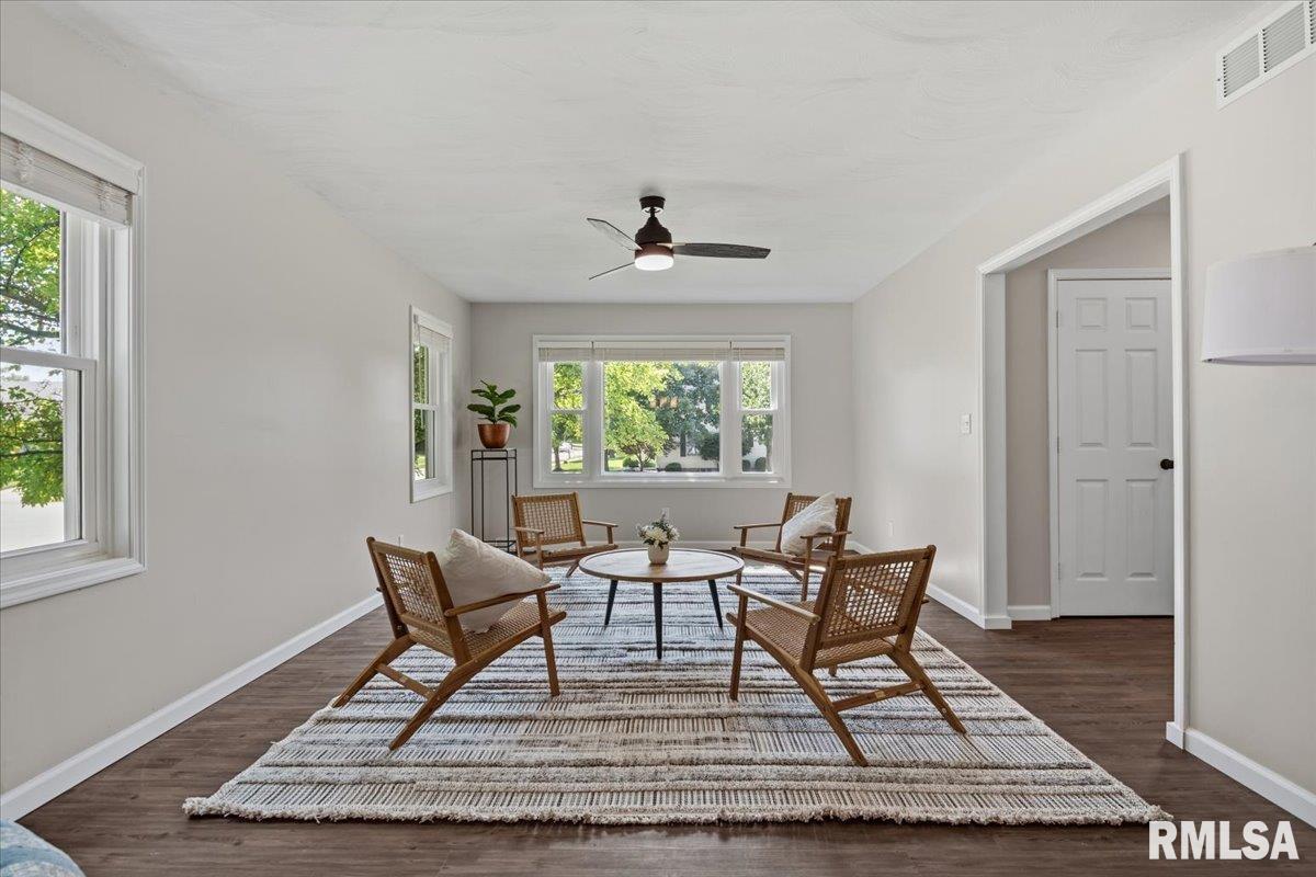 408 Golf Road Springfield, IL 62704 - Photo 9 of 60