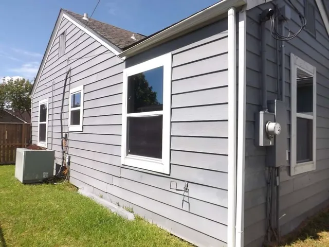 a view of a back yard of the house