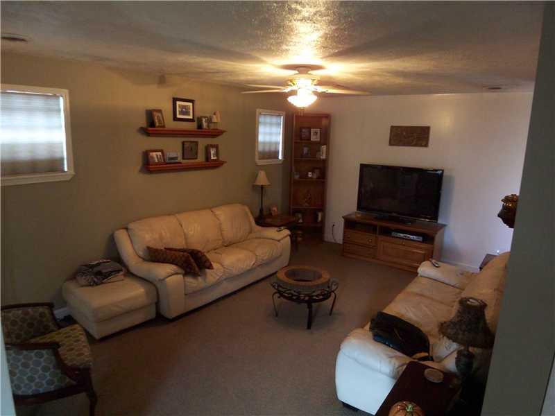 253 Lincoln Hall Road Elizabeth, PA 15037 - Photo 13 of 16 Living Room.