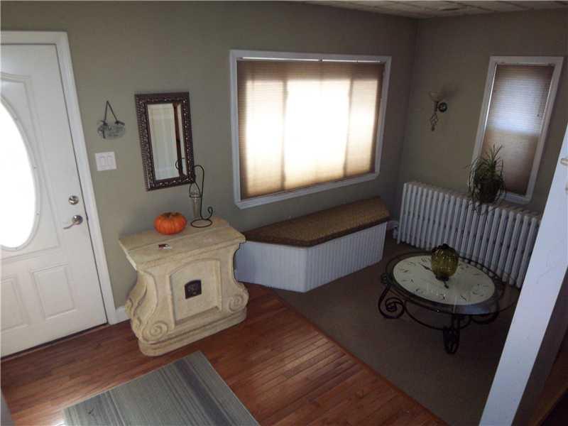 253 Lincoln Hall Road Elizabeth, PA 15037 - Photo 14 of 16 Entry/Foyer.