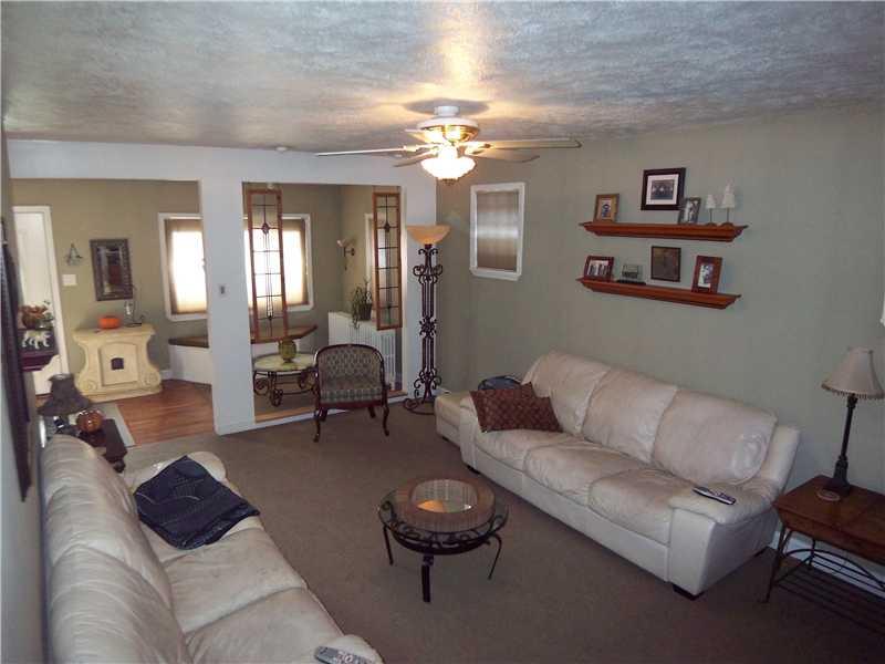 253 Lincoln Hall Road Elizabeth, PA 15037 - Photo 9 of 16 Living Room.