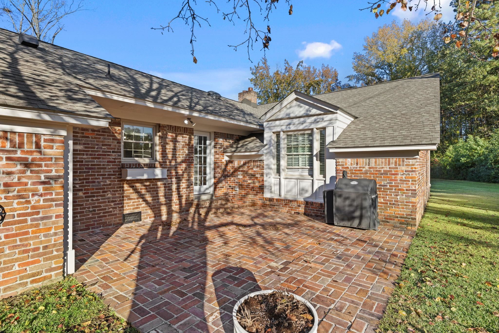 1201 West Clover Lane Corinth, MS 38834 - Photo 33 of 35 a view of a patio with table and chairs and potted plants
