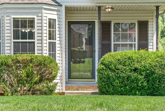 a view of a entrance of the house