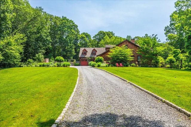 a picture of a very nice looking room