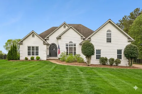 a view of a house with backyard and garden