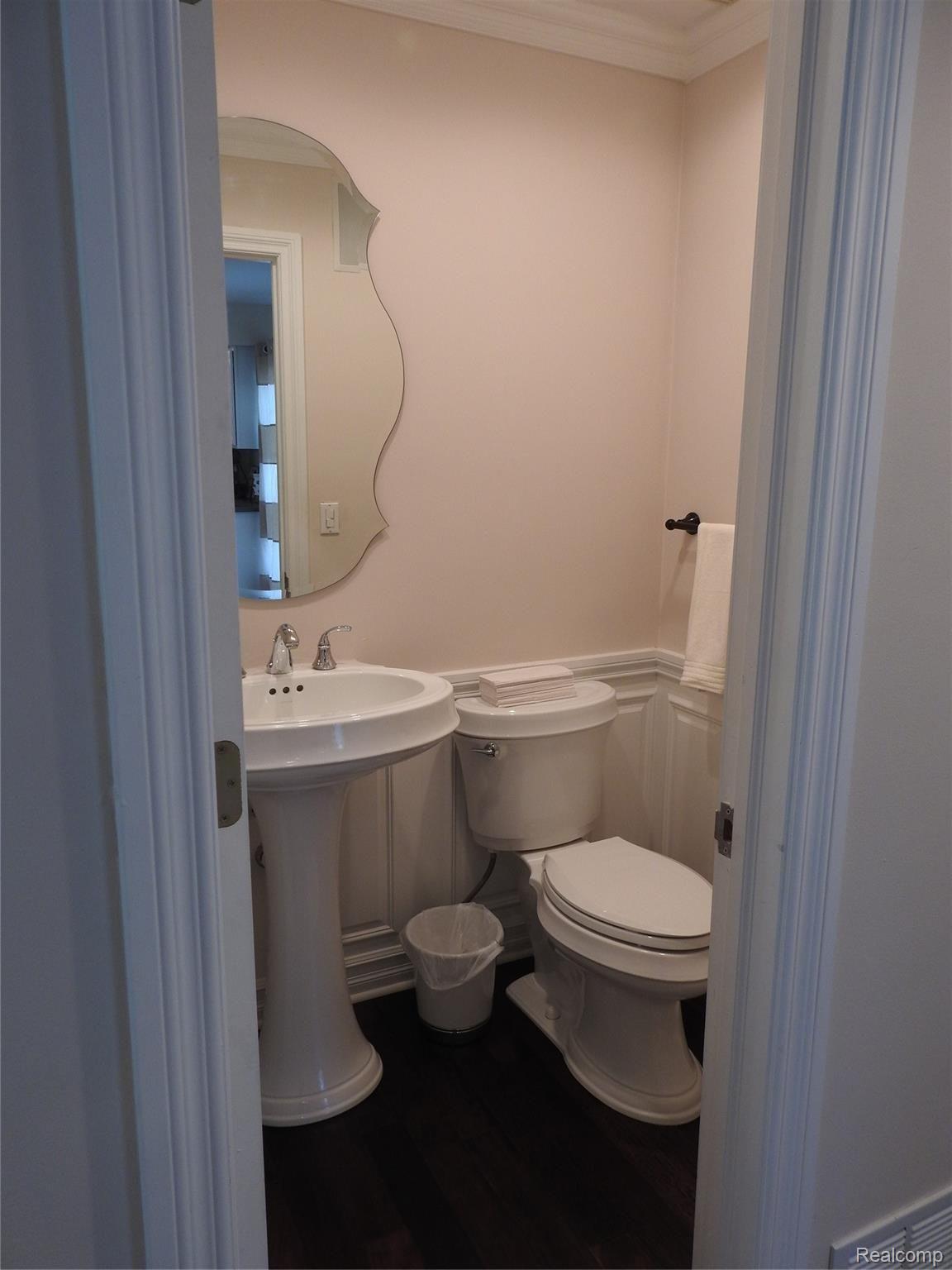 1297 Lamplighter Lane Rochester, MI 48306 - Photo 13 of 32 Entry level half bath