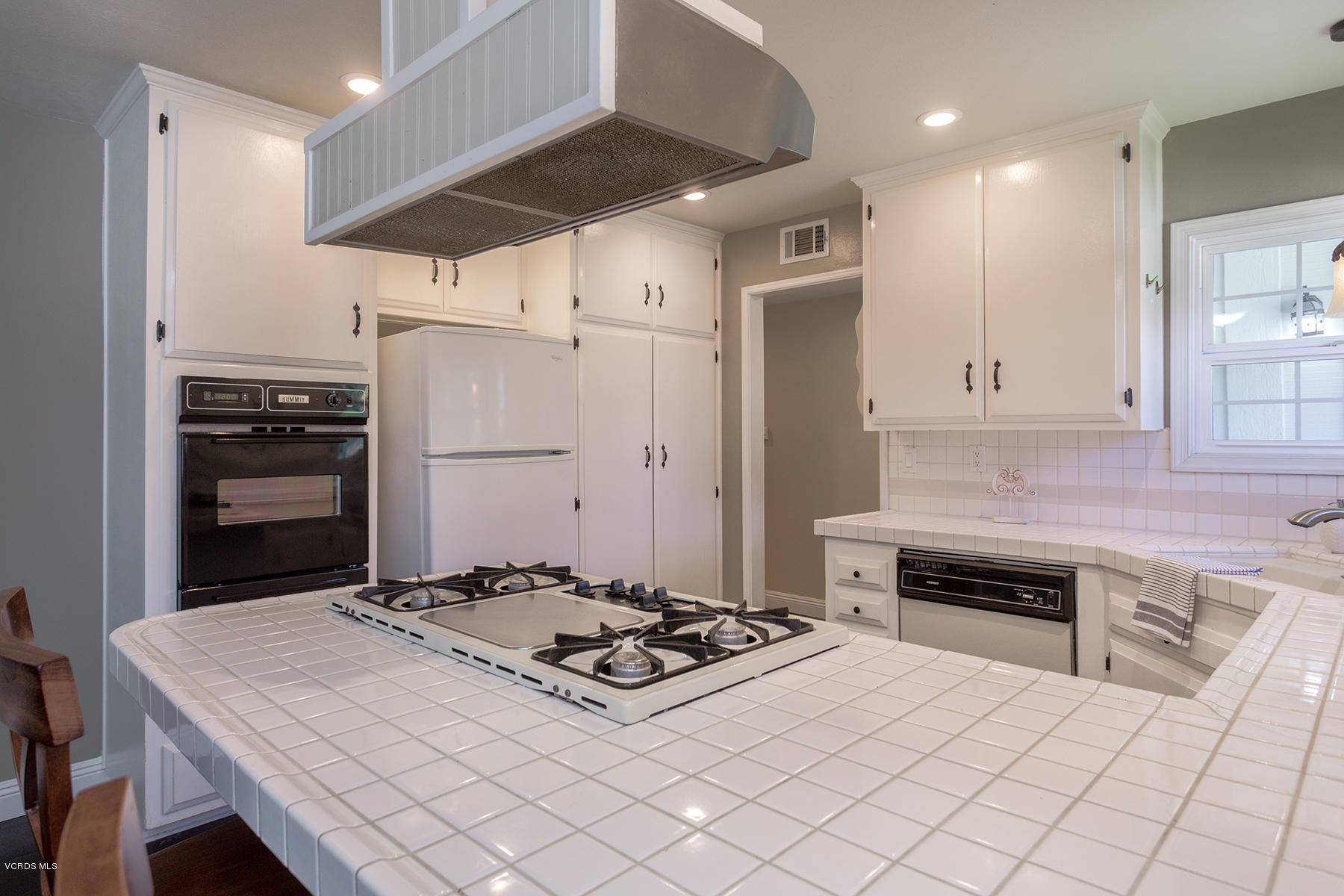 60 Marvin Court Simi Valley, CA 93065 - Photo 9 of 24 a kitchen with a stove a refrigerator and a table