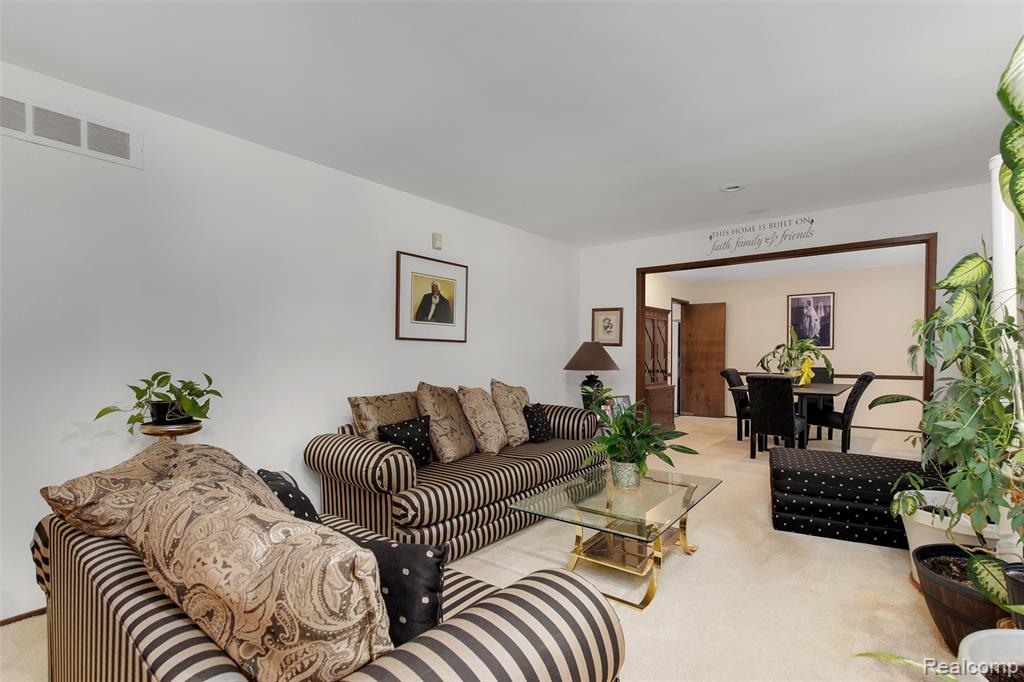 31017 Carriage Hill Road Farmington Hills, MI 48331 - Photo 11 of 39
