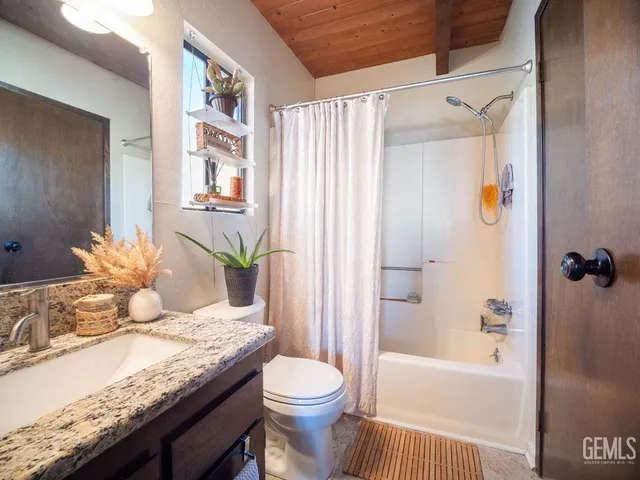 a view of a livingroom with furniture