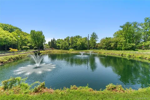 $2,850,000 | 8 Bolton Drive, Manhasset, NY 11030