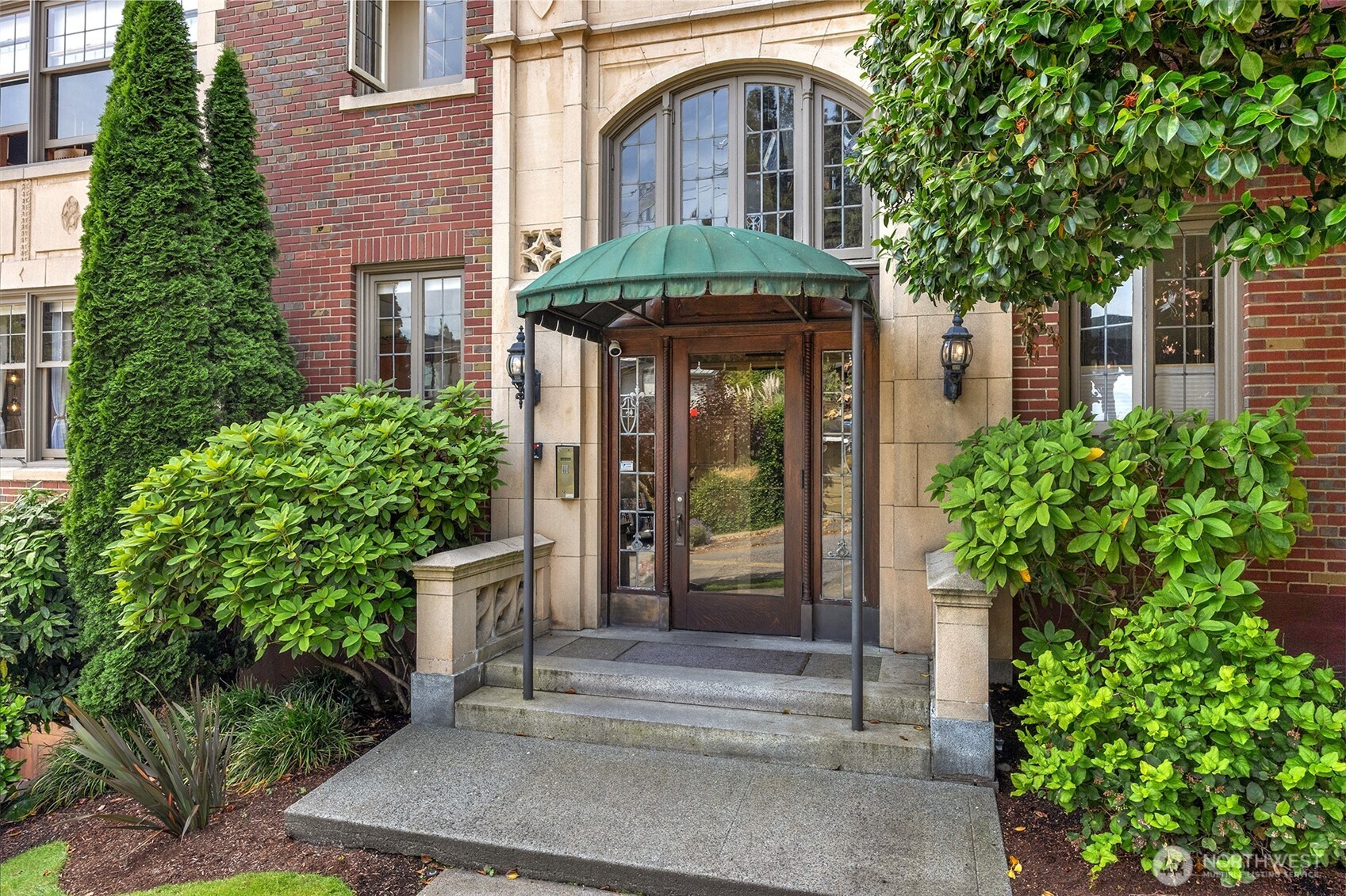 405 Prospect Street, Unit 102 Seattle, WA 98109 - Photo 4 of 40
