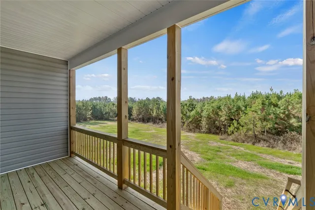 a view of a house with backyard and garden