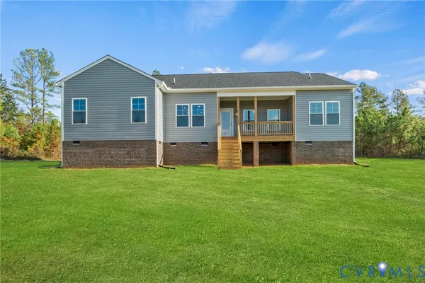 a view of a house with a backyard