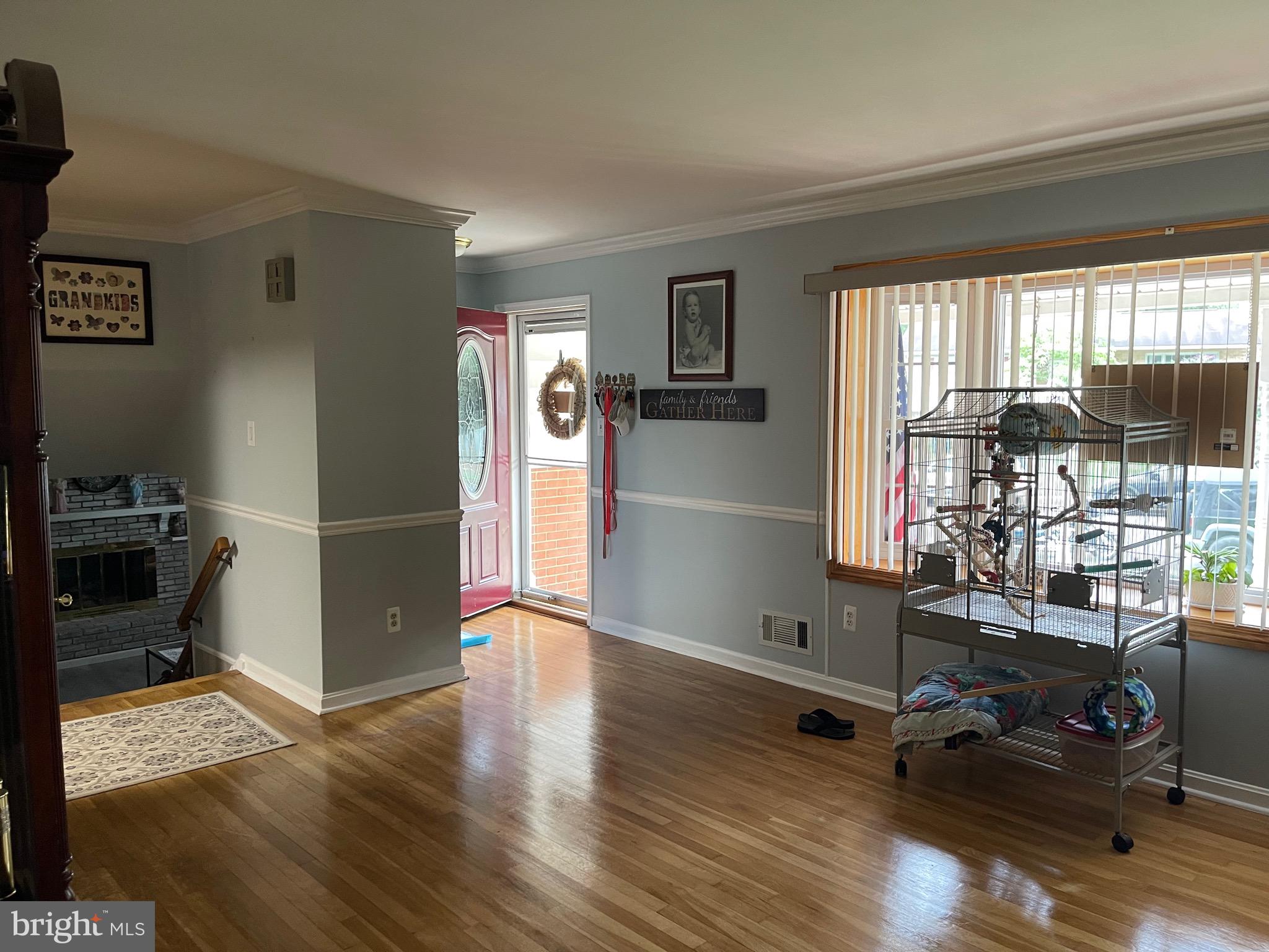 10002 Botsford Road Manassas, VA 20109 - Photo 13 of 41 Living Room / Front Entrance