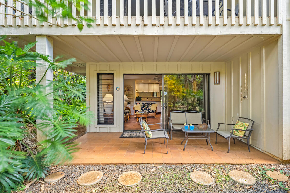 2721 Poipu Road, Unit 100 Koloa, HI 96756 - Photo 4 of 26 a living room filled with furniture