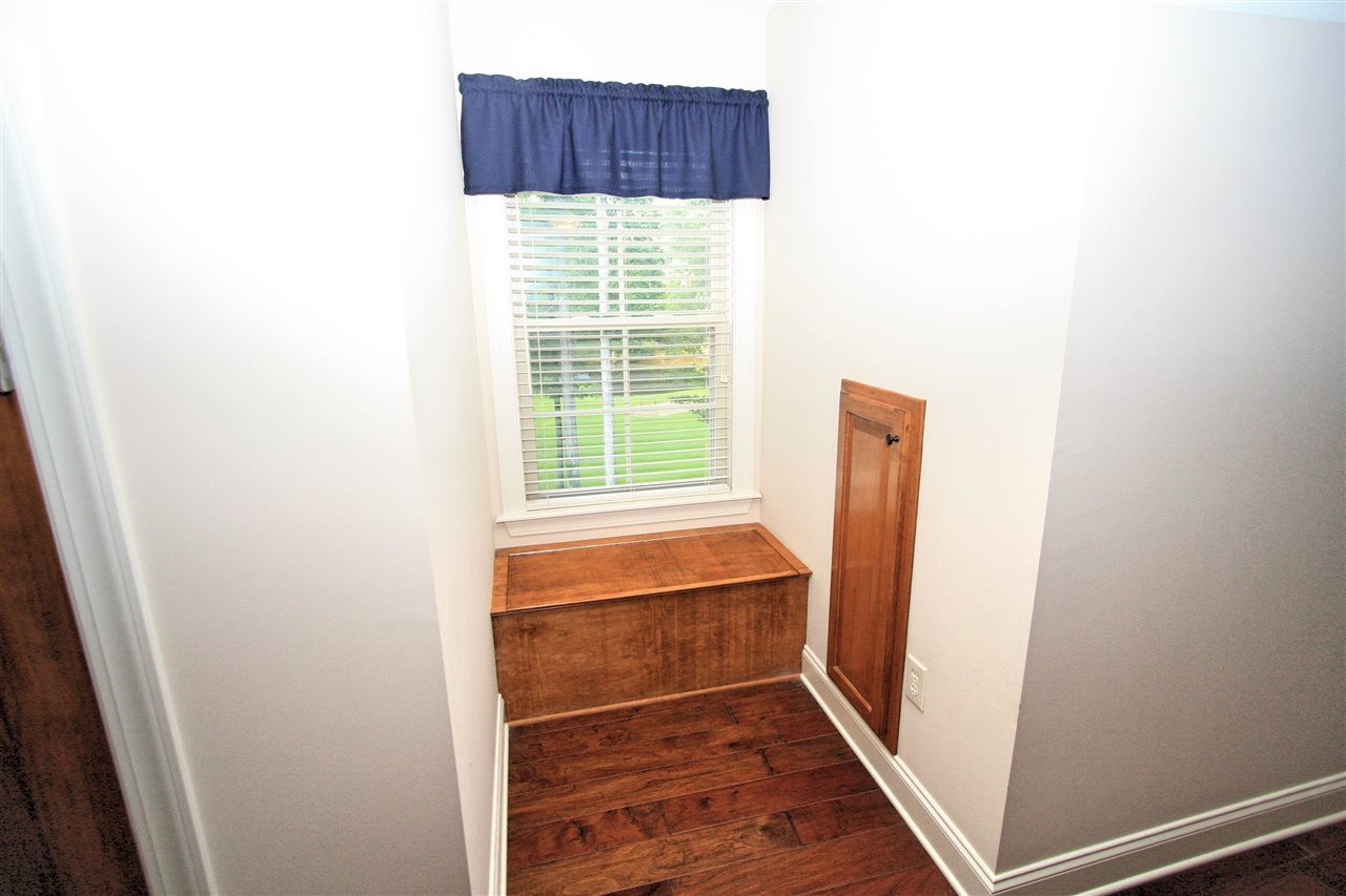 6810 Oakley Palestine Road Raymond, MS 39154 - Photo 32 of 43 Sitting bench with storage in bedroom