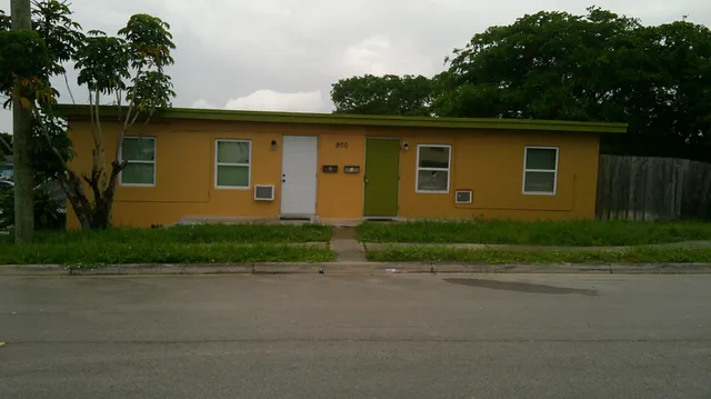 $1,900 | 900 West 9th Street, Riviera Beach, FL 33404