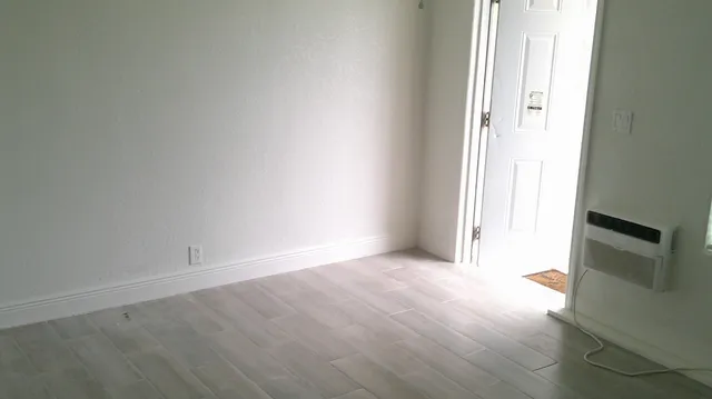 $1,900 | 900 West 9th Street, Riviera Beach, FL 33404